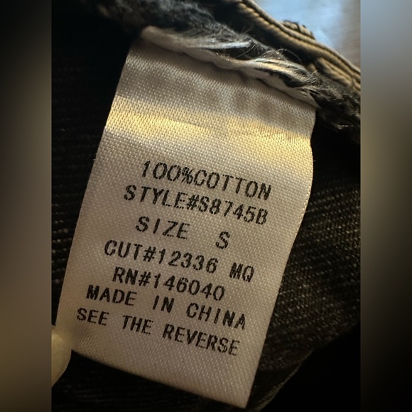 🌹SIGNATURE8 ~ Size Small ~ Black Distressed Jean Shorts - Picture 12 of 16